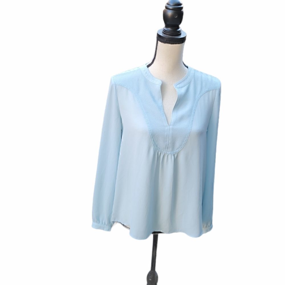 HD in Paris Anthropology Split Neck Top. Size 6.